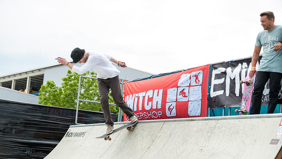 Auch am Samstag sind die Besucher auf dem Pfingst-Open-Air gut drauf. (Foto: Susanne Raith) Auch am Samstag sind die Besucher auf dem Pfingst-Open-Air gut drauf. (Foto: Susanne Raith)