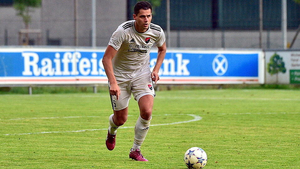 Seebachs Kilian Schwarzmüller sicherte seinem Team mit einem verwandelten Foulelfmeter in der Nachspielzeit den 3:2-Siegtreffer beim Aufsteiger SV Etzenricht. Seebachs Kilian Schwarzmüller sicherte seinem Team mit einem verwandelten Foulelfmeter in der Nachspielzeit den 3:2-Siegtreffer beim Aufsteiger SV Etzenricht.