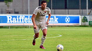 Seebachs Kilian Schwarzmüller sicherte seinem Team mit einem verwandelten Foulelfmeter in der Nachspielzeit den 3:2-Siegtreffer beim Aufsteiger SV Etzenricht.
