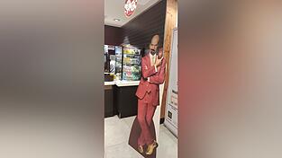 Die Pappfigur befindet sich wieder im Schnellrestaurant. Die Pappfigur befindet sich wieder im Schnellrestaurant.