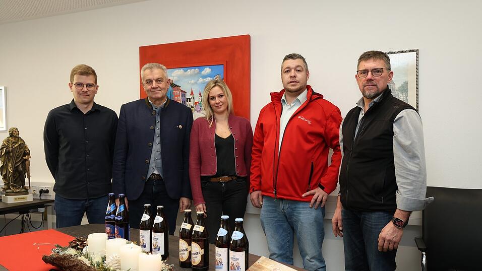 Nach der Vertragsunterzeichnung (v. l.): stellvertretender Rathausgeschäftsleiter Max Götz, Bürgermeister Josef Dollinger, Eva Schneider und Florian Ordelheide als Vertreter des Festzeltbetreibers sowie Volksfestplatzwart und Bauhofbetriebsleiter Martin Holzner. Nach der Vertragsunterzeichnung (v. l.): stellvertretender Rathausgeschäftsleiter Max Götz, Bürgermeister Josef Dollinger, Eva Schneider und Florian Ordelheide als Vertreter des Festzeltbetreibers sowie Volksfestplatzwart und Bauhofbetriebsleiter Martin Holzner.