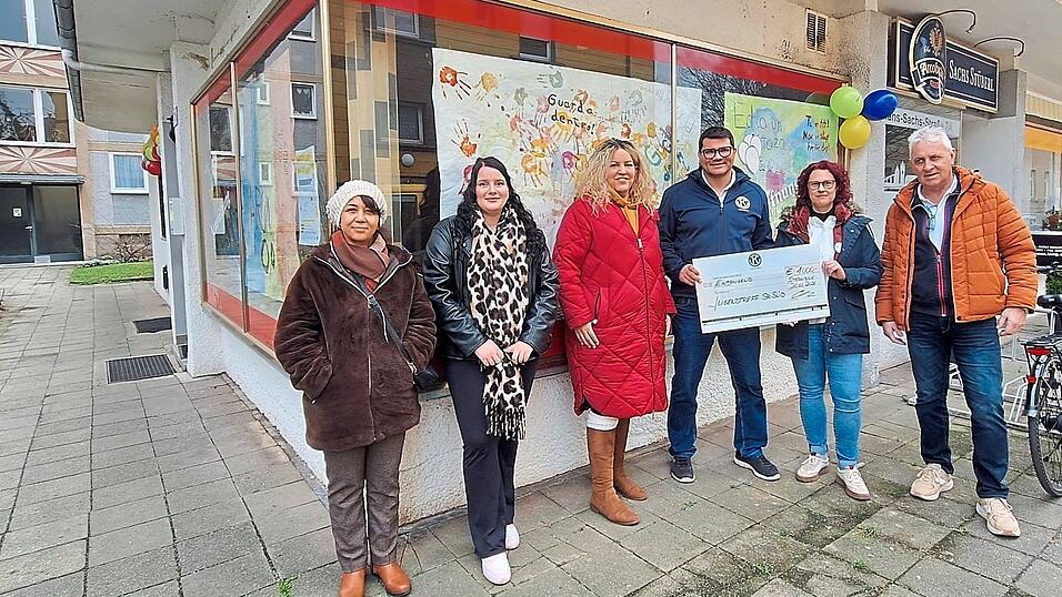 Die Vertreter der St&auml;dtischen Wohnungsbau GmbH freuen sich &uuml;ber die 1.000 Euro Spende der Kiwanis (v.l.): Saadi M&uuml;ller, Hanna Frischhut, Martina Fischer, Kiwani-Pr&auml;sident Christian Dummer, Kerstin Wagner und Manfred F&auml;rber.