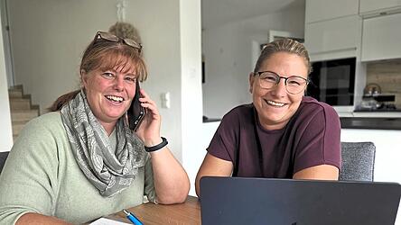 Beate Knogler (l.) ist bei der Organisation viel mit der Einteilung der Helfer beschäftigt. Das Handy ist ihr wichtigstes Werkzeug. Elke Meyer kümmert sich um den reibungslosen Ablauf und die Digitalisierung mit der App Basarlino. Beate Knogler (l.) ist bei der Organisation viel mit der Einteilung der Helfer beschäftigt. Das Handy ist ihr wichtigstes Werkzeug. Elke Meyer kümmert sich um den reibungslosen Ablauf und die Digitalisierung mit der App Basarlino.