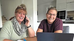 Beate Knogler (l.) ist bei der Organisation viel mit der Einteilung der Helfer beschäftigt. Das Handy ist ihr wichtigstes Werkzeug. Elke Meyer kümmert sich um den reibungslosen Ablauf und die Digitalisierung mit der App Basarlino. Beate Knogler (l.) ist bei der Organisation viel mit der Einteilung der Helfer beschäftigt. Das Handy ist ihr wichtigstes Werkzeug. Elke Meyer kümmert sich um den reibungslosen Ablauf und die Digitalisierung mit der App Basarlino.