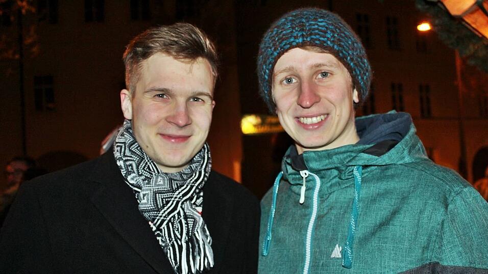 Seit einigen Jahren gehört auch die Weihnachtspyramide am Bischof-Sailer-Platz zur festen Institution zur Weihnachtszeit in Landshut, und ist vor allem bei der jüngeren Generation sehr beliebt. Seit einigen Jahren gehört auch die Weihnachtspyramide am Bischof-Sailer-Platz zur festen Institution zur Weihnachtszeit in Landshut, und ist vor allem bei der jüngeren Generation sehr beliebt.