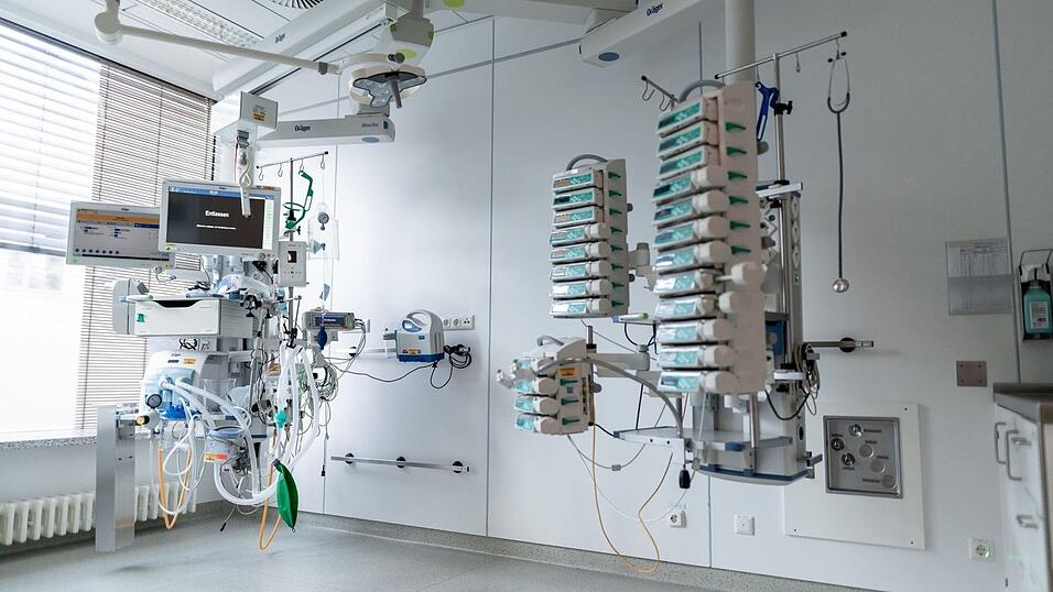 Geräte stehen und hängen in einem leeren Zimmer auf einer Intensivstation. Geräte stehen und hängen in einem leeren Zimmer auf einer Intensivstation.