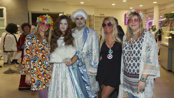 Die Narren waren bester Stimmung und hatten sich allesamt kreative Kostüme ausgesucht. Die Narren waren bester Stimmung und hatten sich allesamt kreative Kostüme ausgesucht.