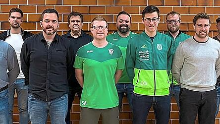 In neuer Besetzung pr&auml;sentiert sich die F&uuml;hrungsmannschaft der Gammelsdorfer Fu&szlig;ballabteilung (v.l.): AH-Leiter Albert Staringer, AH-Vize Heinrich Bauer, Kassier Tobias Neumaier, Abteilungsleiter Stefan Maier, Michael Bareither (Sponsoring), Jugend-Spielleiter Andreas Schulz, Jugendleiter Peter Kie&szlig;ling, Abteilungsleiter Christoph Oberloher, Platzwart Sebastian Pfl&uuml;gler, die sportlichen Leiter Thomas Huber und Josef Rockermeier sowie Abteilungsleiter Maximilian Oder.