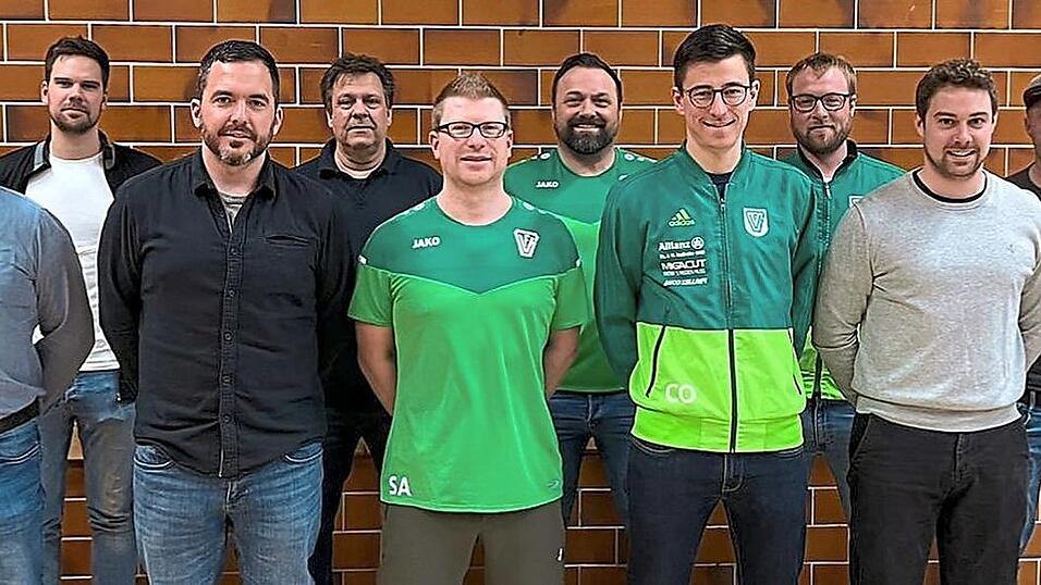 In neuer Besetzung präsentiert sich die Führungsmannschaft der Gammelsdorfer Fußballabteilung (v.l.): AH-Leiter Albert Staringer, AH-Vize Heinrich Bauer, Kassier Tobias Neumaier, Abteilungsleiter Stefan Maier, Michael Bareither (Sponsoring), Jugend-Spielleiter Andreas Schulz, Jugendleiter Peter Kießling, Abteilungsleiter Christoph Oberloher, Platzwart Sebastian Pflügler, die sportlichen Leiter Thomas Huber und Josef Rockermeier sowie Abteilungsleiter Maximilian Oder. In neuer Besetzung präsentiert sich die Führungsmannschaft der Gammelsdorfer Fußballabteilung (v.l.): AH-Leiter Albert Staringer, AH-Vize Heinrich Bauer, Kassier Tobias Neumaier, Abteilungsleiter Stefan Maier, Michael Bareither (Sponsoring), Jugend-Spielleiter Andreas Schulz, Jugendleiter Peter Kießling, Abteilungsleiter Christoph Oberloher, Platzwart Sebastian Pflügler, die sportlichen Leiter Thomas Huber und Josef Rockermeier sowie Abteilungsleiter Maximilian Oder.