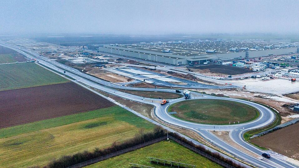 Die insgesamt zwei Kreisverkehre die beim BMW-Montagewerk entstanden sind, haben einen Durchmesser von jeweils 80 Meter. Die insgesamt zwei Kreisverkehre die beim BMW-Montagewerk entstanden sind, haben einen Durchmesser von jeweils 80 Meter.