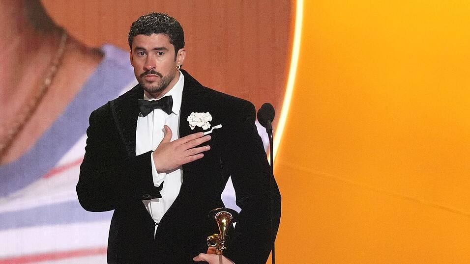 Bad Bunny nimmt den Preis f&uuml;r das Album des Jahres f&uuml;r &laquo;DeB&Iacute; TiRAR M&aacute;S FOToS&raquo; bei den Grammy Awards entgegen ‒ und zeigt dabei, wo seine Heimat Puerto Rico liegt. (Archivbild)