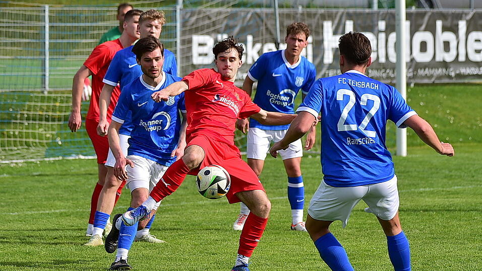Der 1. FC Bad K&ouml;tzting mit Lukas Weidlich (in Rot) verpasst beim Vorletzten den vorzeitigen Klassenerhalt.