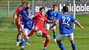 Der 1. FC Bad K&ouml;tzting mit Lukas Weidlich (in Rot) verpasst beim Vorletzten den vorzeitigen Klassenerhalt.