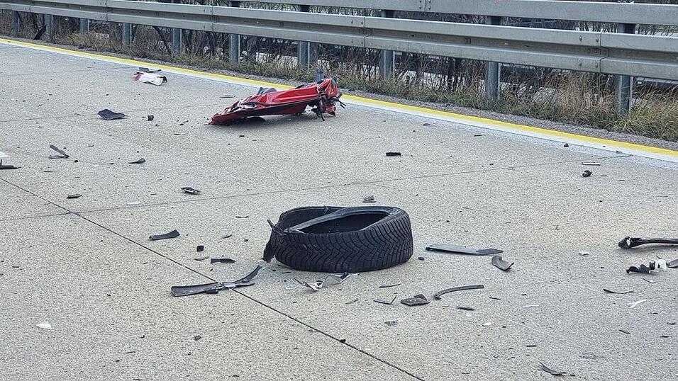 Laut Angaben der Polizei sind an einem Unfall auf der A93 drei Autos beteiligt gewesen.