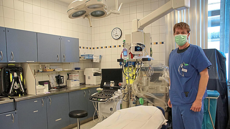 Dr. Michael Bunz, Leiter der Wörther Notaufnahme, im Schockraum, der für Patienten gedacht ist, die einen schweren Unfall hatten. Dr. Michael Bunz, Leiter der Wörther Notaufnahme, im Schockraum, der für Patienten gedacht ist, die einen schweren Unfall hatten.