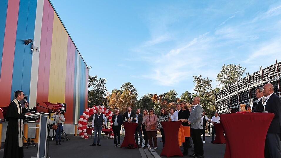 Pfarrer Bernhard Past&ouml;tter (links) sprach die Segensworte f&uuml;r die neue Logistikhalle neben dem SMP-Werk im Schierlinger Gewerbegebiet 'Am Birlbaum'.