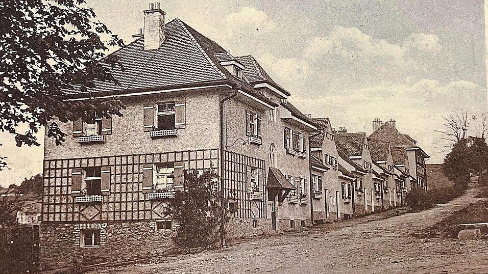 Zufällig hat Florian Gruber ein altes Foto der Reihenhäuser am Kalvarienbergweg entdeckt. Zufällig hat Florian Gruber ein altes Foto der Reihenhäuser am Kalvarienbergweg entdeckt.
