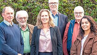 Die designierte Bürgermeisterkandidatin der ÖDP, Annette Setzensack (3. v. l.), mit den Mitgliedern des Ortsvorstands (v. l.): dritter Bürgermeister Konrad Pöppel, Alfons Fritsch, Vorsitzender Peter Gogl, Walter Gabriel und zweite Vorsitzende Gamze Caglar.