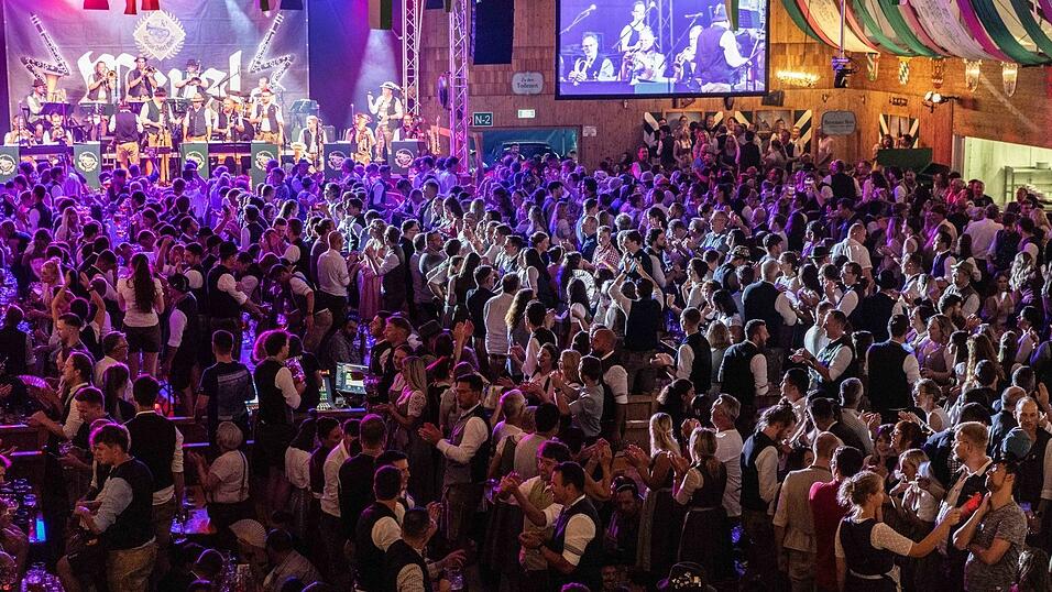 Als die Kapelle Josef Menzl am Montag, 10. August, im Festzelt Weckmann aufspielte, war die Stimmung ausgelassen. Als die Kapelle Josef Menzl am Montag, 10. August, im Festzelt Weckmann aufspielte, war die Stimmung ausgelassen.