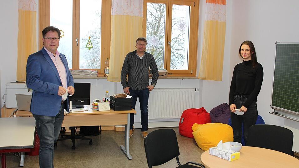 Bürgermeister Joli Haller (li.) und Schulleiter Richard Lang freuen sich über die Unterstützung durch die JaS-Fachkraft Maria Süß. Bürgermeister Joli Haller (li.) und Schulleiter Richard Lang freuen sich über die Unterstützung durch die JaS-Fachkraft Maria Süß.