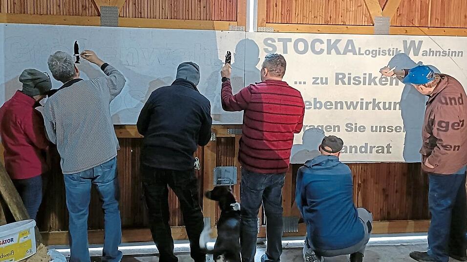 Gemeinsam griffen die Schambacher B&uuml;rger zu Pinsel und Farbe, um die Schriftz&uuml;ge auf die Plakate zu malen.