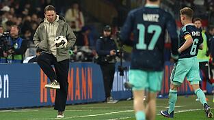 Bundestrainer Nagelsmann schie&szlig;t einen Ball zur&uuml;ck aufs Spielfeld.