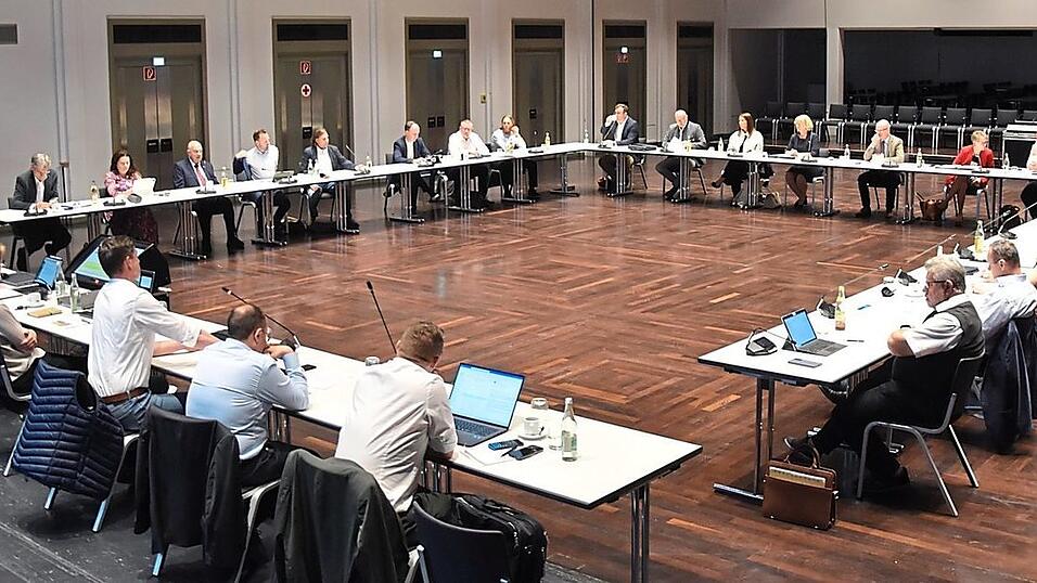 Aufgrund von Umbauma&szlig;nahmen im gro&szlig;en Sitzungssaal des Rathauses fand die letzte Sitzung des Stadtrates in dieser Legislatur in der Stadthalle statt.