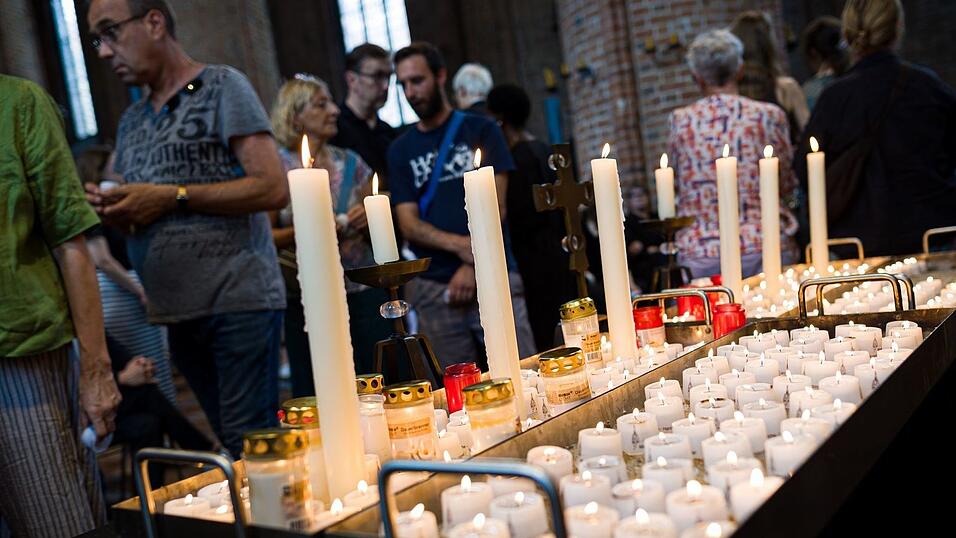 Kerzen und Teelichter brennen in der Marktkirche in Hannover nach einer Andacht für die in Stade Getöteten. Kerzen und Teelichter brennen in der Marktkirche in Hannover nach einer Andacht für die in Stade Getöteten.