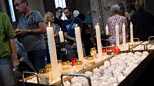 Kerzen und Teelichter brennen in der Marktkirche in Hannover nach einer Andacht f&uuml;r die in Stade Get&ouml;teten.