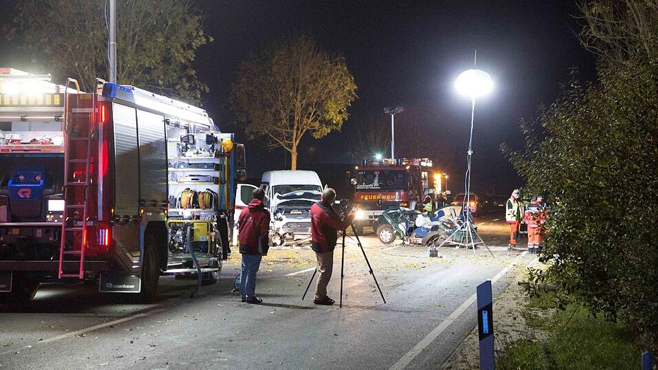 Zwei Menschen starben bei einem Verkehrsunfall am Montagabend auf der B11 bei Eching. Zwei Menschen starben bei einem Verkehrsunfall am Montagabend auf der B11 bei Eching.