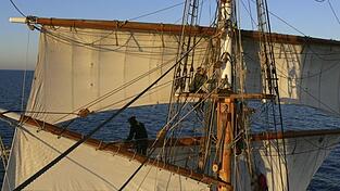 Die Thor Heyerdahl segelt wieder. Das 'Klassenzimmer unter Segeln' (KUS) ist zum vierten Mal unterwegs. 32 Schüler aus Deutschland sind 190 Tage auf dem Atlantik unterwegs. Die Thor Heyerdahl segelt wieder. Das 'Klassenzimmer unter Segeln' (KUS) ist zum vierten Mal unterwegs. 32 Schüler aus Deutschland sind 190 Tage auf dem Atlantik unterwegs.