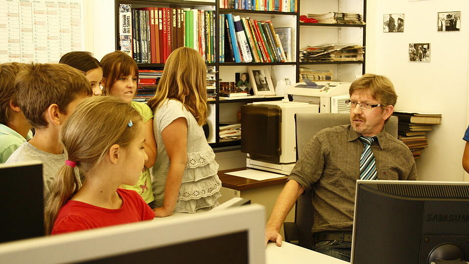 Die 4a und 4b der Grundschule Alburg besuchte am Donnerstag, 11. Juli, zusammen mit ihren Lehrerinnen Frau Scheer und Frau Schill das Verlagshaus des Straubinger Tagblatts. (Foto: Pfeffer) Die 4a und 4b der Grundschule Alburg besuchte am Donnerstag, 11. Juli, zusammen mit ihren Lehrerinnen Frau Scheer und Frau Schill das Verlagshaus des Straubinger Tagblatts. (Foto: Pfeffer)