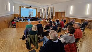 Rund ein Dutzend Bürger, dazu viele Stadträte und Mitarbeiter von Stadtverwaltung und Stadtwerken kamen in den großen Sitzungssaal des Rathauses.