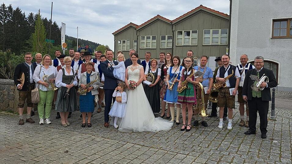 Die Mitglieder der Musikgruppe 'Auwe' und das Further Blasorchester begleiteten das Brautpaar. Die Mitglieder der Musikgruppe 'Auwe' und das Further Blasorchester begleiteten das Brautpaar.