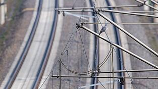 Wegen eines gerissenen Tragseils in der Oberleitung fahren am Ulmer Hauptbahnhof weder Fern- noch Regionalz&uuml;ge. (Symbolbild)