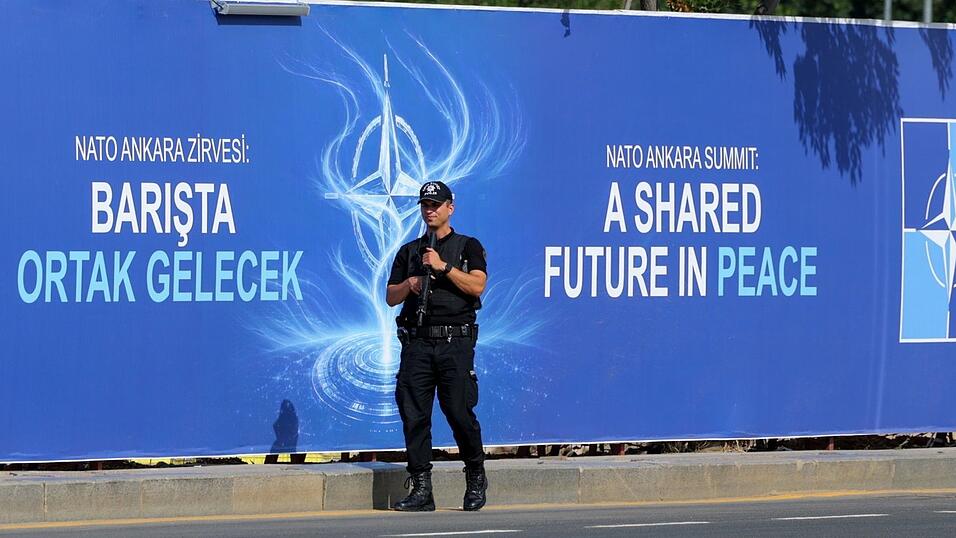 «Eine gemeinsame Zukunft in Frieden» steht in der Türkei auf Plakaten zum Gipfel: Für die Ukraine ist das derzeit nur ein Traum. (Archivbild) «Eine gemeinsame Zukunft in Frieden» steht in der Türkei auf Plakaten zum Gipfel: Für die Ukraine ist das derzeit nur ein Traum. (Archivbild)