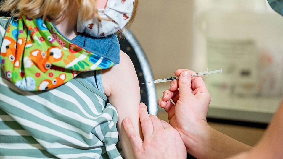 Ein Mädchen wird in einem mobilen Impfzentrum für Kinder gegen das Coronavirus geimpft. Ein Mädchen wird in einem mobilen Impfzentrum für Kinder gegen das Coronavirus geimpft.