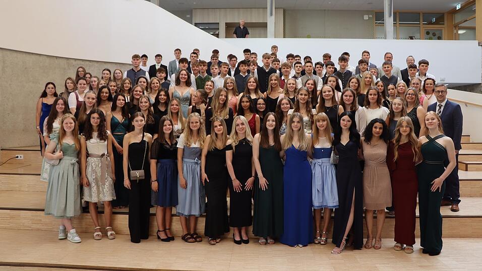 Die 104 freudestrahlenden Absolventen freuen sich über den Erhalt ihrer Abschlusszeugnisse Die 104 freudestrahlenden Absolventen freuen sich über den Erhalt ihrer Abschlusszeugnisse