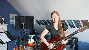 In ihrem Zimmer entstehen Linas Songs. In ihrem Zimmer entstehen Linas Songs.