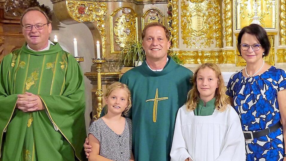 Stadtpfarrer Karl-Heinz Seidl (links) und Pfarrgemeinderatssprecherin Johanna Plach zusammen mit Diakon Thomas Bauer und seinen T&ouml;chtern Pia und Lea.