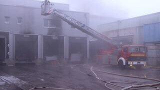 Es dauerte bis in die frühen Morgenstunden, ehe die Einsatzkräfte der Feuerwehr das Feuer unter Kontrolle hatten. (Foto: ih) Es dauerte bis in die frühen Morgenstunden, ehe die Einsatzkräfte der Feuerwehr das Feuer unter Kontrolle hatten. (Foto: ih)