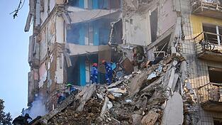 Immer wieder treffen die russischen Angriffe auch die Hauptstadt.