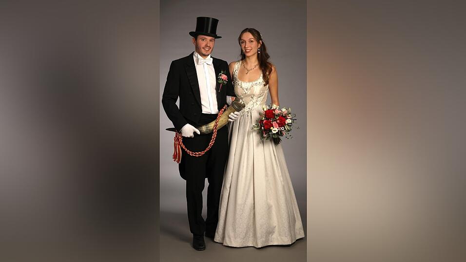 Helena Sammereier ist die diesjährige Rodinger Ballkönigin an der Seite des Burschenvorstands Michael Heuberger. Helena Sammereier ist die diesjährige Rodinger Ballkönigin an der Seite des Burschenvorstands Michael Heuberger.