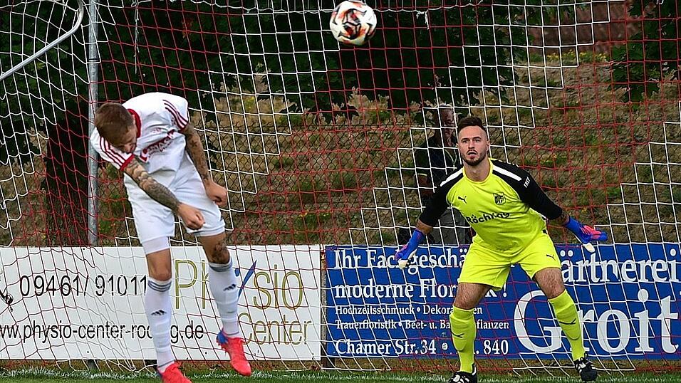 Roding (rot) hat das Landkreis-Derby gegen Lam (weiß) klar für sich entschieden.