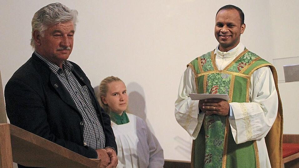 Pater Binu Mani Vellamattathil bei seinem ersten Gottesdienst in der Pfarrkirche Willing mit Kirchenpfleger Franz Weinberger. Pater Binu Mani Vellamattathil bei seinem ersten Gottesdienst in der Pfarrkirche Willing mit Kirchenpfleger Franz Weinberger.