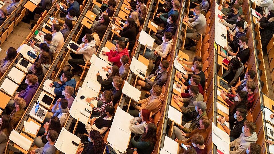 Studenten nehmen an einer Präsenzveranstaltung im Audimax der Technischen Universität München (TUM) teil. Studenten nehmen an einer Präsenzveranstaltung im Audimax der Technischen Universität München (TUM) teil.