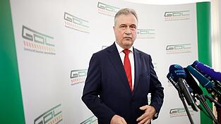 Claus Weselsky, Vorsitzender der Gewerkschaft Deutscher Lokomotivführer (GDL), am Ende einer Pressekonferenz zu bevorstehenden Streiks. Die GDL hat einen weiteren Streik im Tarifkonflikt mit der Deutschen Bahn begonnen.