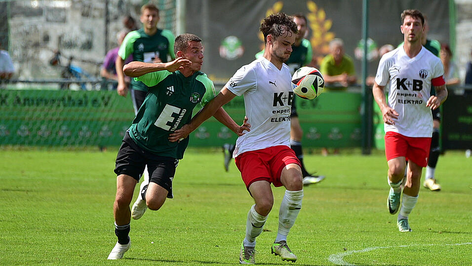 Cham (in Weiß) verlor auch das dritte Auswärtsspiel in Folge. Es war bereits das fünfte Spiel ohne Sieg. Cham (in Weiß) verlor auch das dritte Auswärtsspiel in Folge. Es war bereits das fünfte Spiel ohne Sieg.