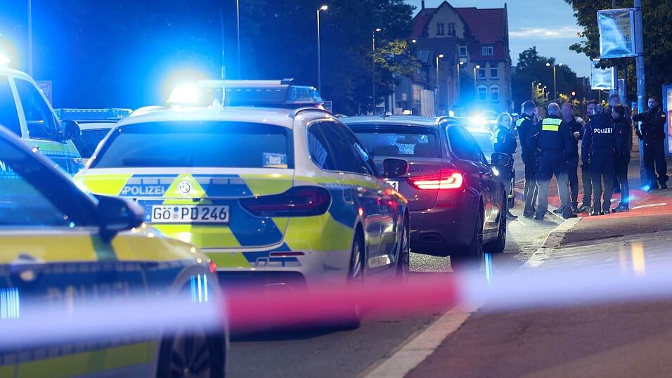 Nach den Schüssen auf einen Polizisten in Göttingen wurde nach dem mutmaßlichen Täter gesucht - nun hat sich der 16-Jährige der Polizei gestellt. Nach den Schüssen auf einen Polizisten in Göttingen wurde nach dem mutmaßlichen Täter gesucht - nun hat sich der 16-Jährige der Polizei gestellt.