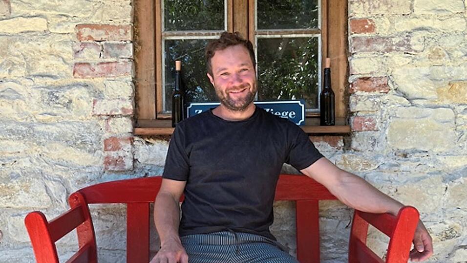 Ex-Kabarettist und Lehrer Sebastian Daller vor seinem selbstgebauten Gartenhaus.